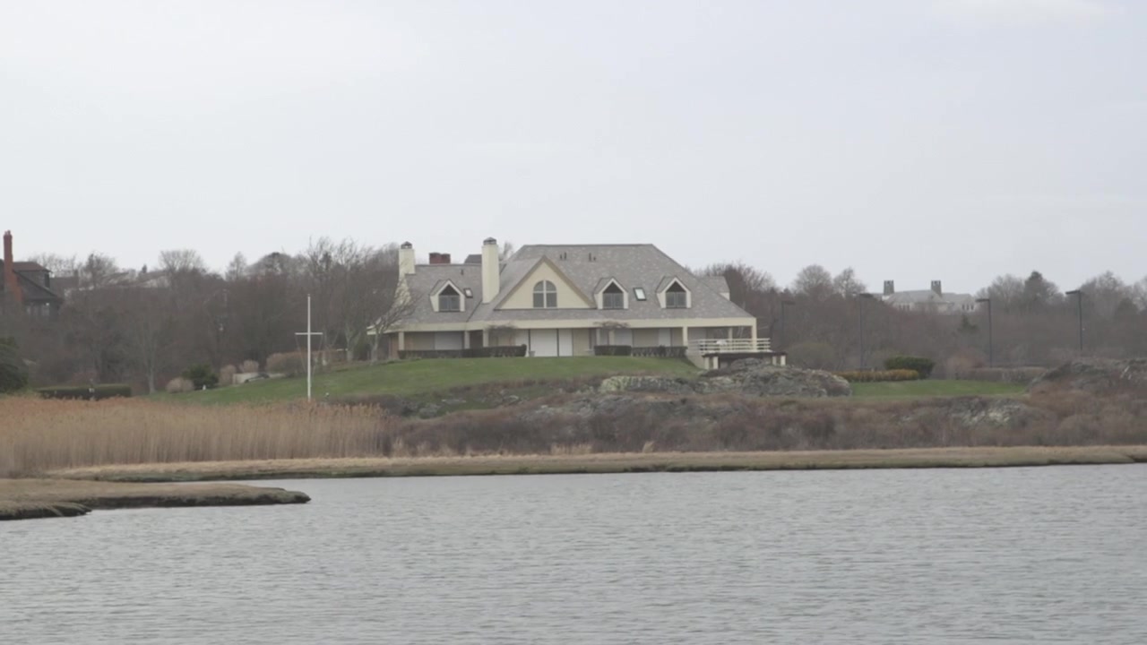 Ripresa in movimento con ville a Newport, RI, vicino a uno specchio d'acqua