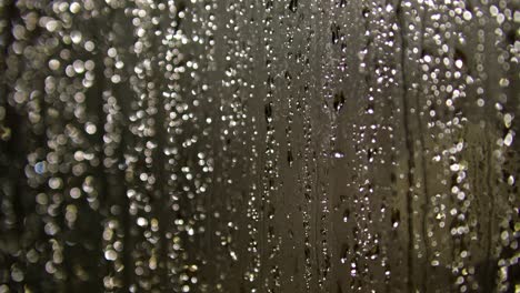 gotas de agua siguiendo hacia abajo en el fondo oscuro