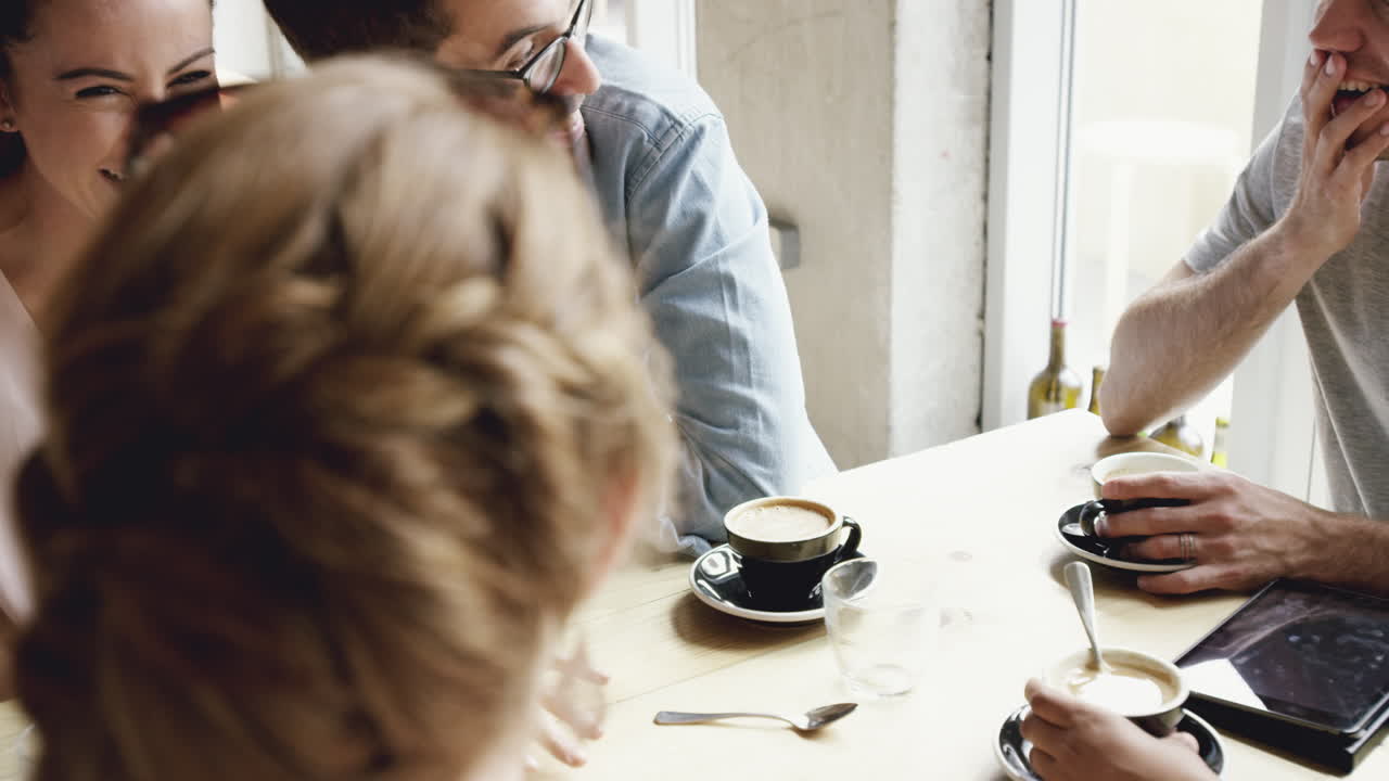 카페에서 축하하는 친구들에게 약혼 반지를 보여주는 여자