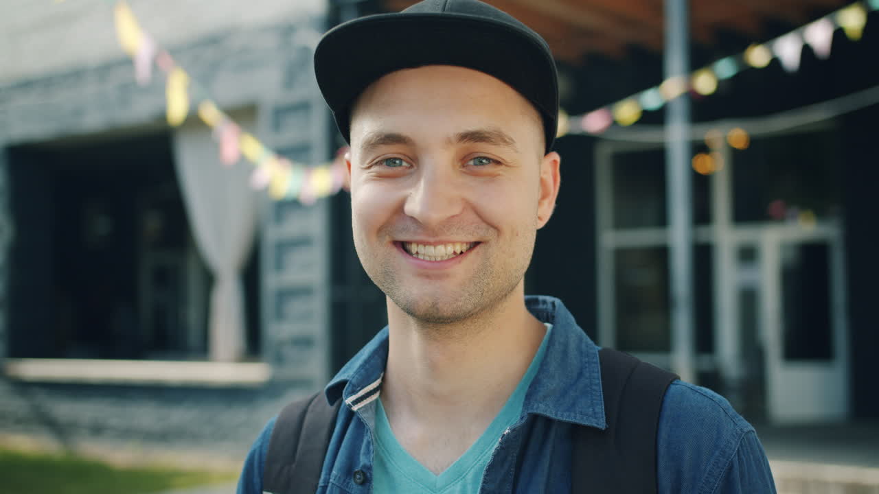 hombre sonriente al aire libre