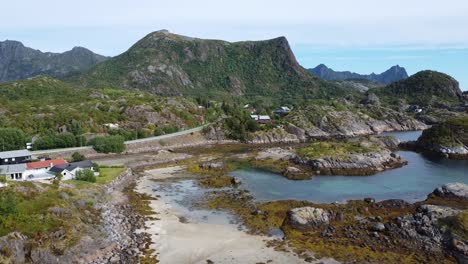 Pueblo-De-Orsvag-Y-La-Carretera-Que-Va-Hacia-Kabelvåg