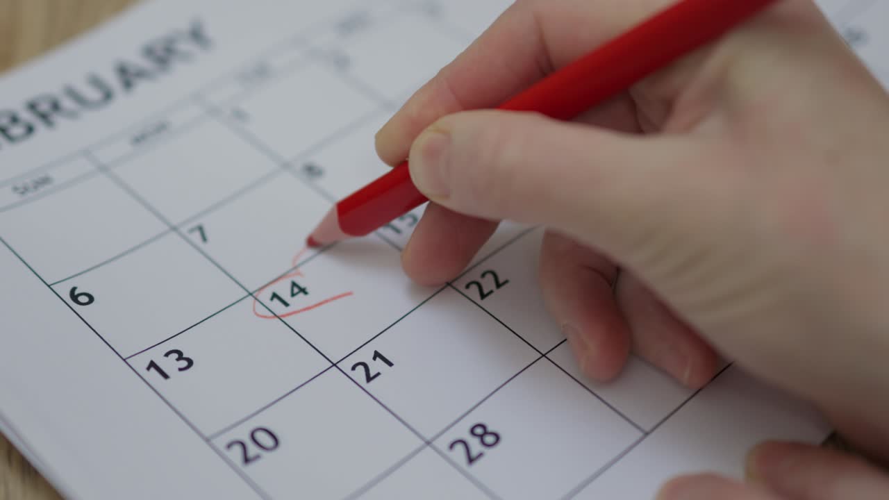feliz día de san valentín nota de escritura a mano corazón lápiz rojo calendario 14 de febrero
