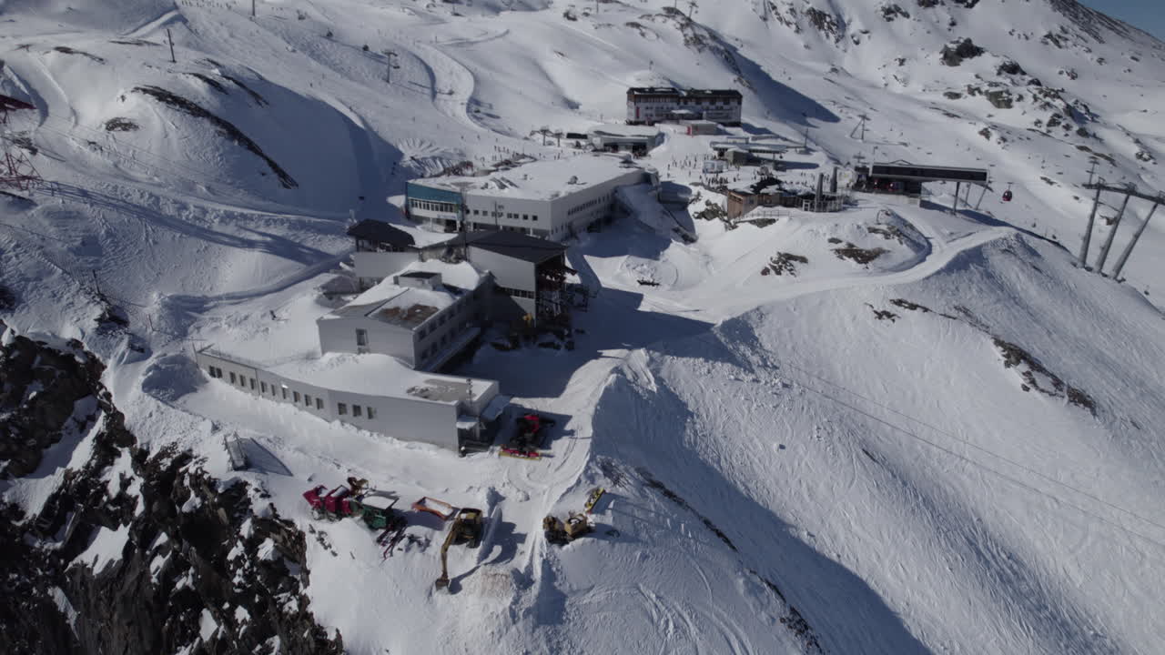 바위 가장자리와 눈  ⁇ 인 산과 함께 스키 리조트의 공중 기울기  ⁇