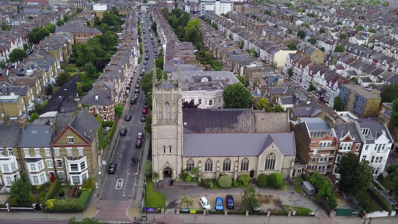 desde arriba adoradores a la entrada de la iglesia de st barnabas battersea