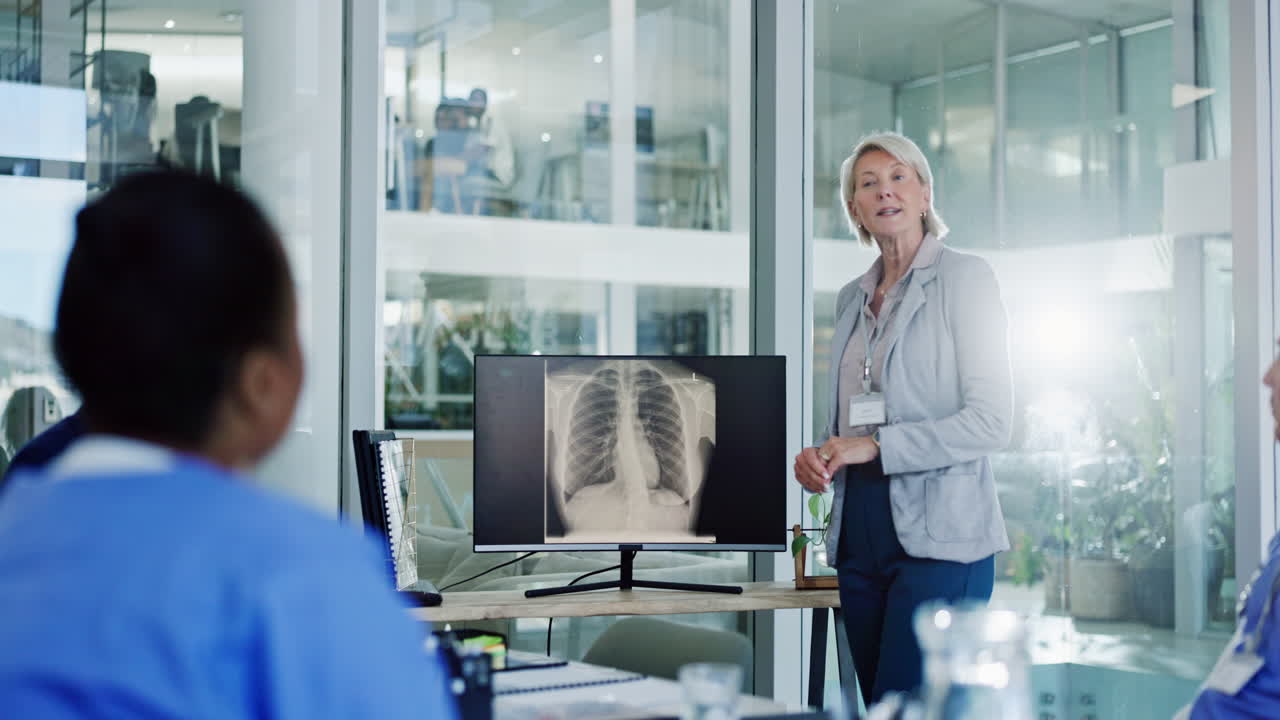 equipo médico discutiendo la imagen de rayos x