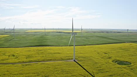 Torres-De-Viento-En-Un-Soleado-Paisaje-De-Campo-Verde-En-Saskatchewan-Canadá