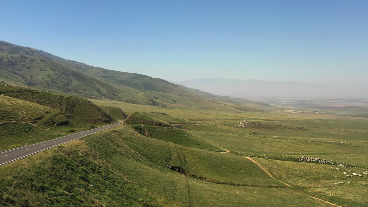 Tehachapi Dağları eteklerindeki boş bir yol boyunca havadan çekim.