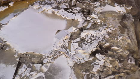 Eisdrift,-Eisschollen-Schwimmen-Im-Frühjahr-Beim-Schmelzen-Auf-Dem-Fluss,-Drohnenneigung-Nach-Unten