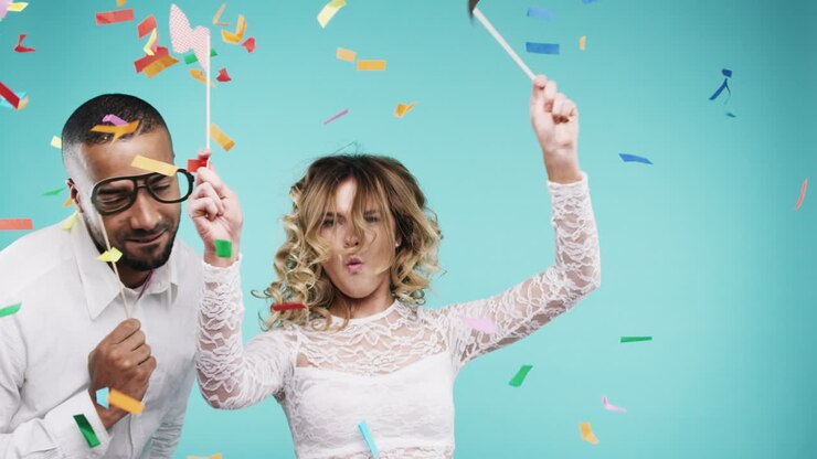 Coppia che celebra con i confetti