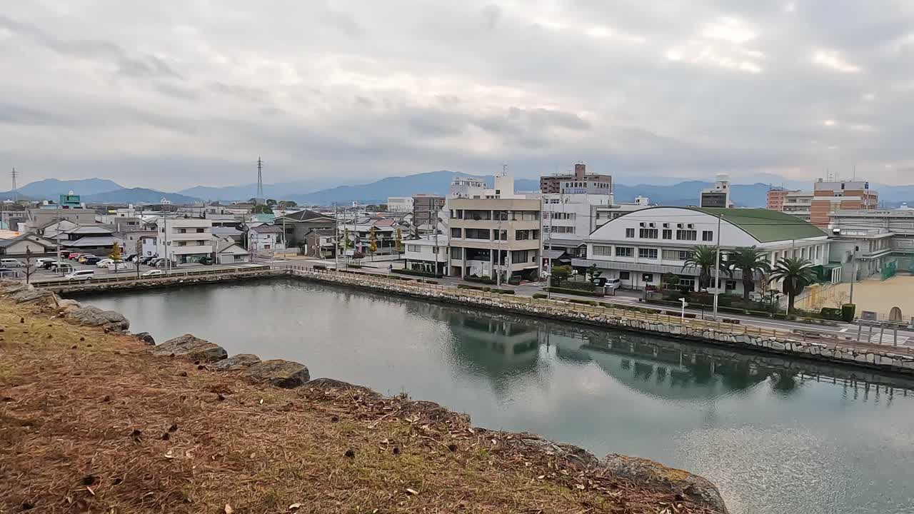 vista sobre el foso de agua y las paredes empinadas del castillo de imabari