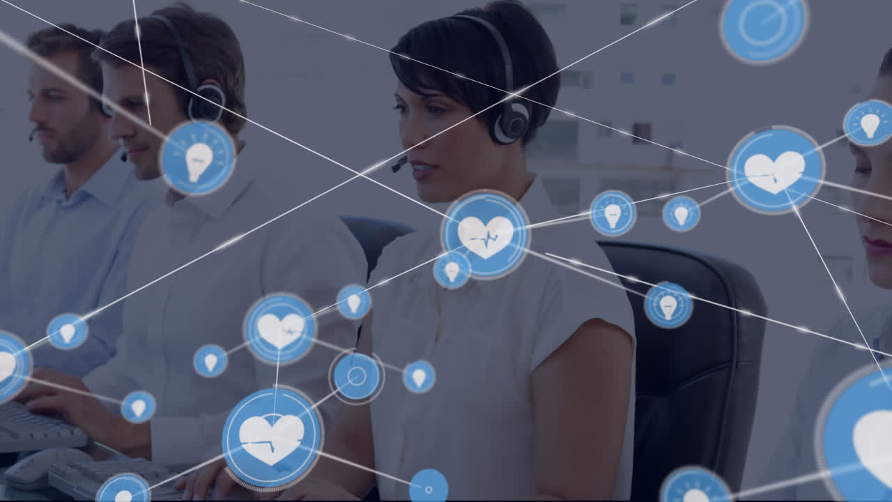 사무실에서 컴퓨터에서 일하는 다양한 고객 대표에 대한 연결된 아이콘의 애니메이션