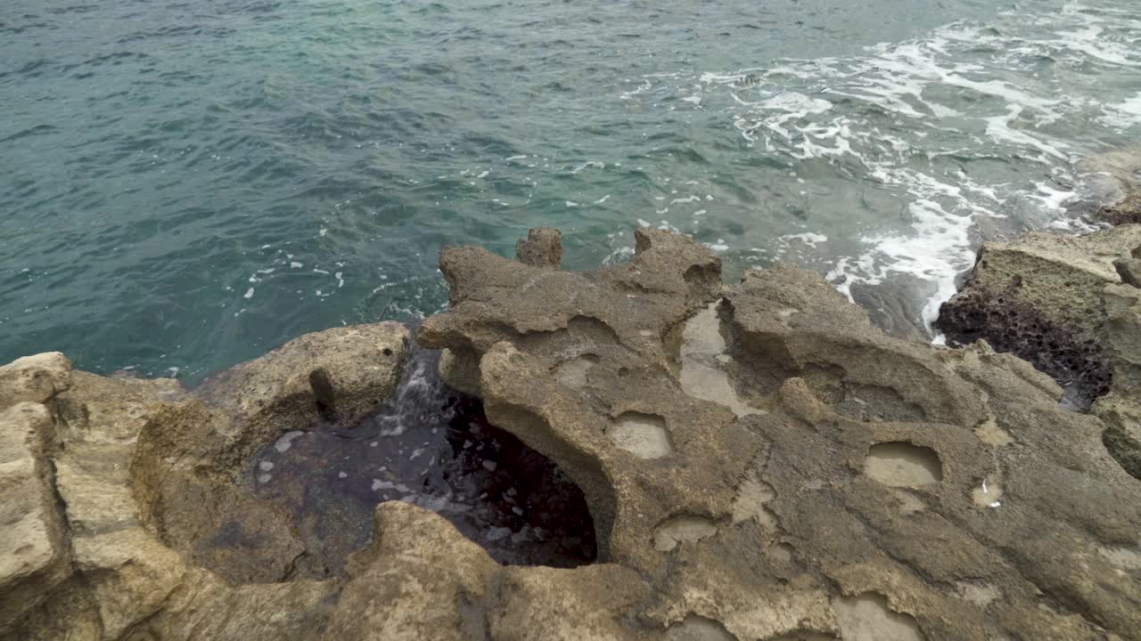 지중해의 맑은 물이 있는 몰타의 돌 해변 il-kalanka 해안