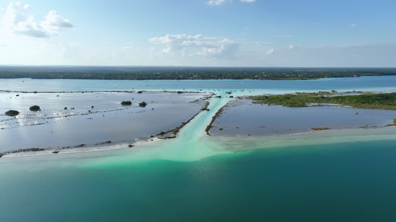vista aérea con vistas al canal de los piratas, en la laguna de bacalar, en el soleado méxico - levantamiento, disparo de drones