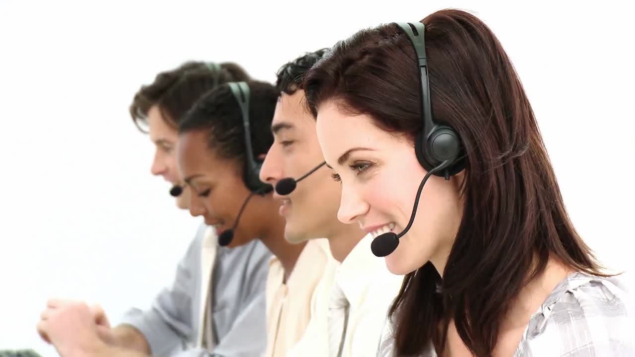 empresarios sonrientes trabajando en un centro de llamadas