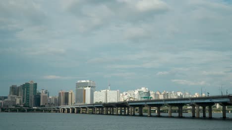 Mapo-Brücke-über-Den-Hangang-Fluss-Mit-Blick-Auf-Das-Hohe-Bürogebäude-Der-Innenstadt-Von-Seoul-Und-Den-Namsan-Turm-An-Bewölkten-Sommertagen---Kopierraum