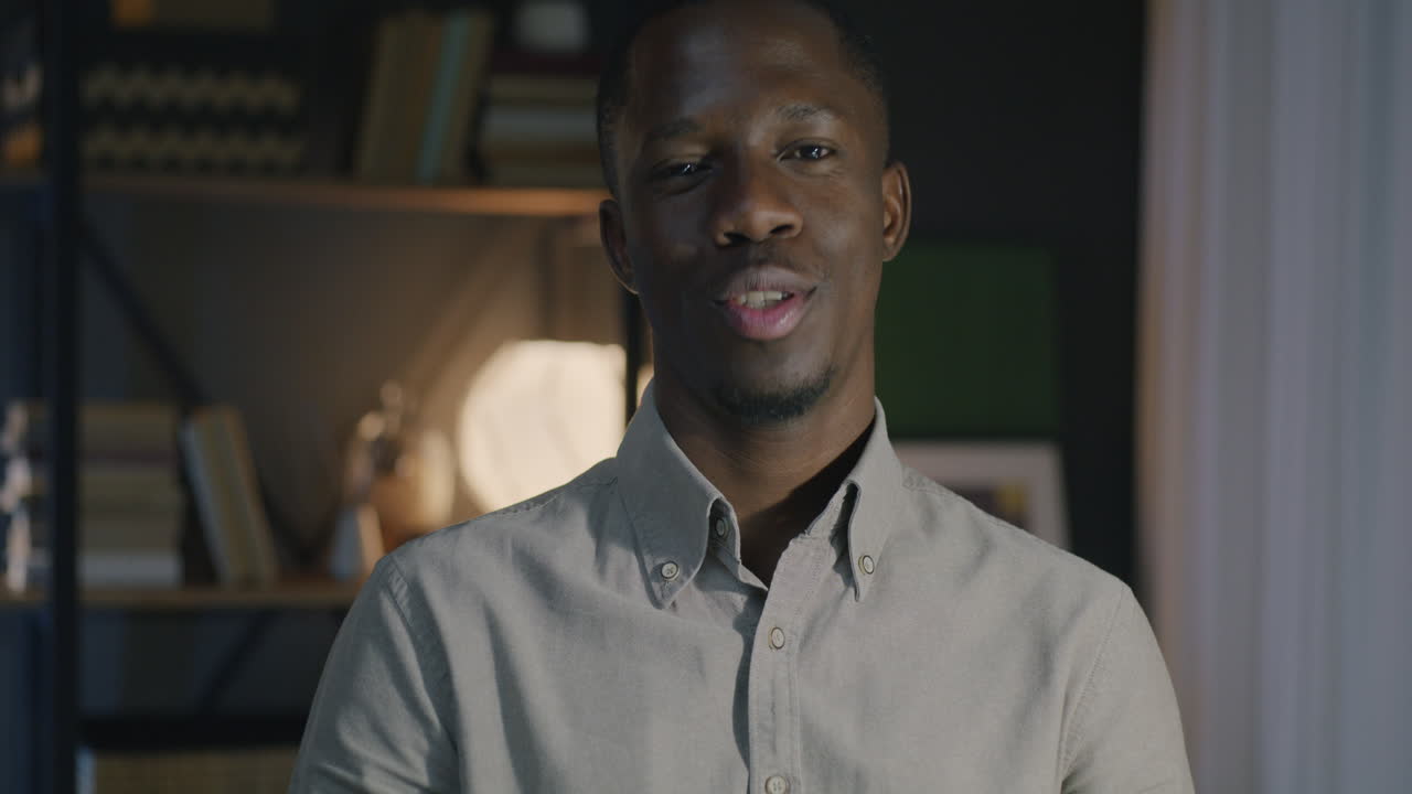 hombre en una llamada de video