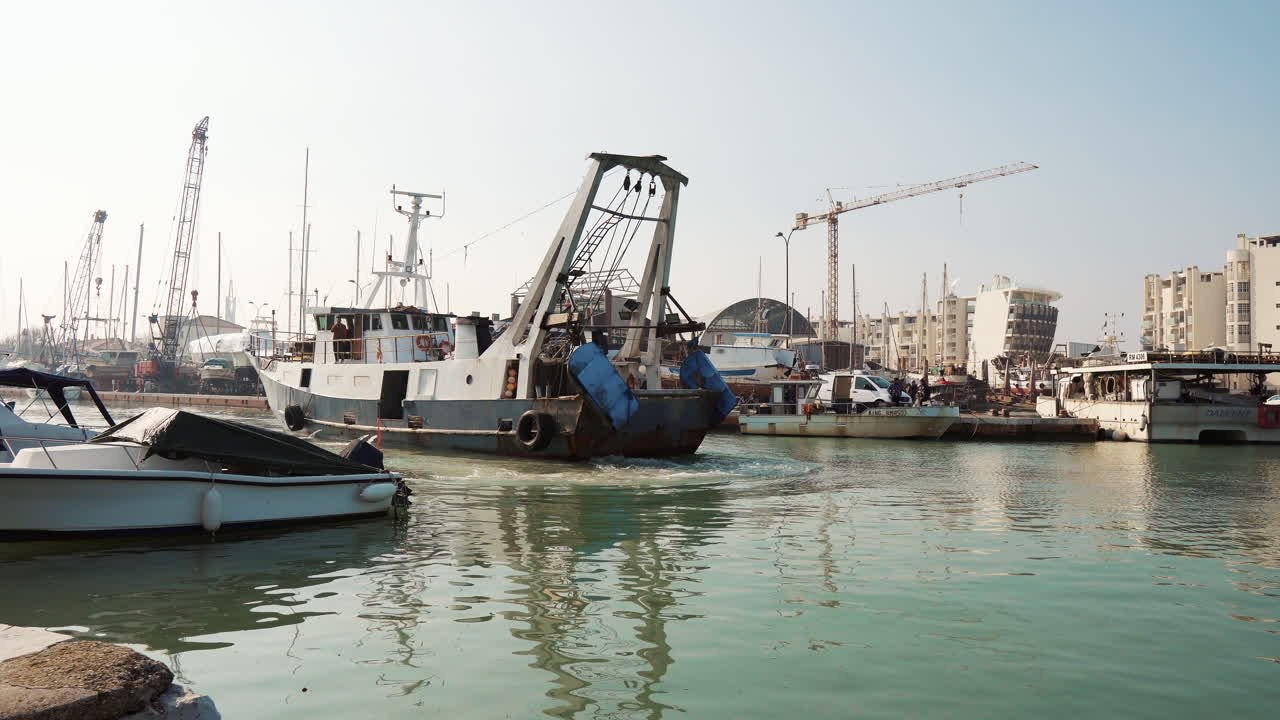 puerto con barcos y construcción