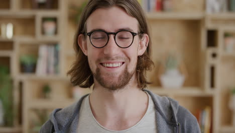 Primer-Plano-Retrato-De-Un-Joven-Lindo-Sonriendo-Feliz-Estudiante-Disfrutando-Del-éxito-Geek-Con-Gafas-Mirando-A-La-Cámara-Serie-De-Personas-Reales