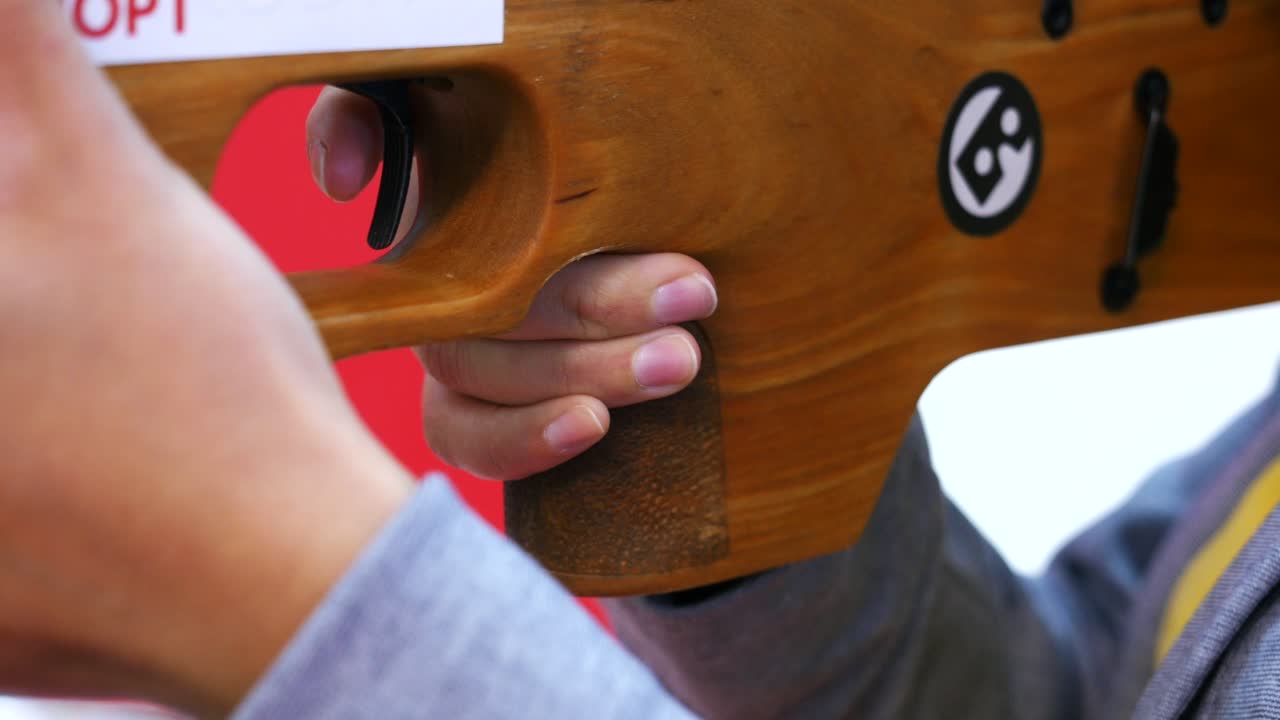 손으로 들고 있는 바이애슬론 소총