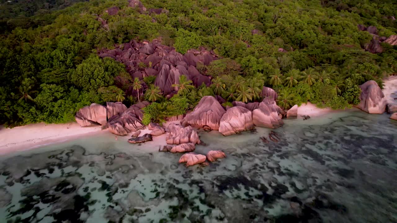 rocas en la costa de la isla de la digue seychelles