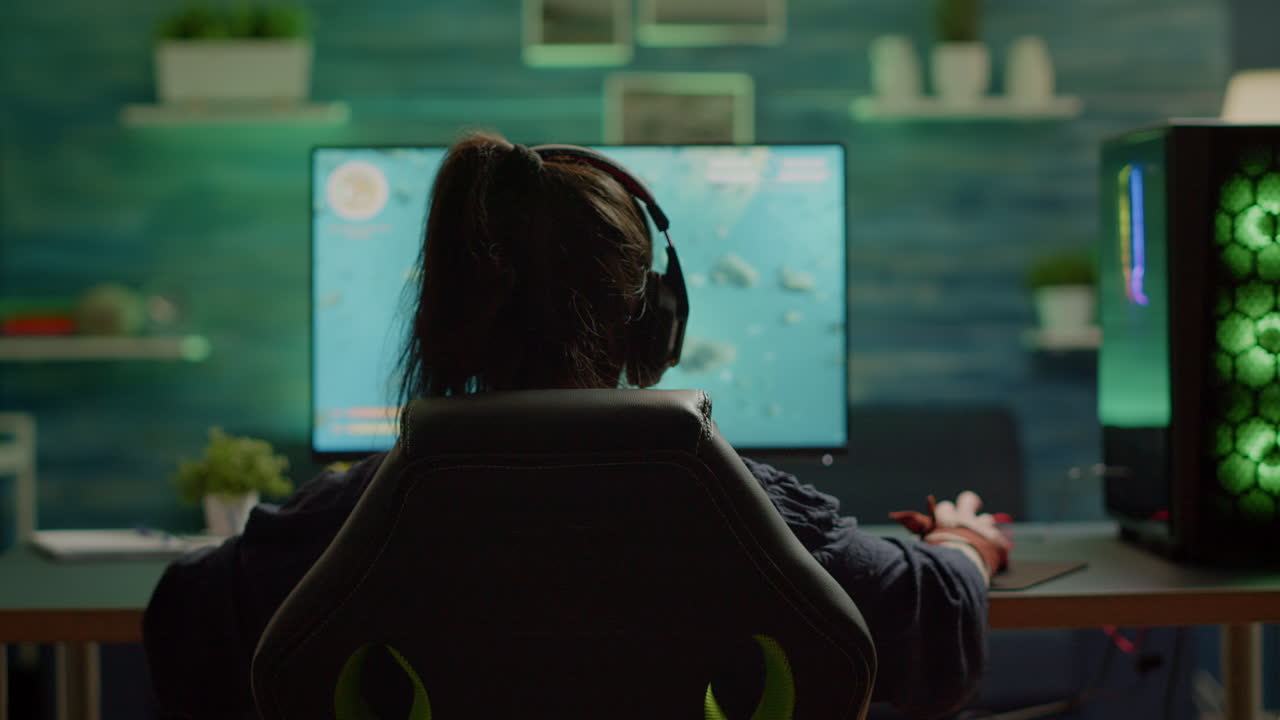 행복한 여성 게이머가 우주 슈팅 게임을 이기는 뒷면