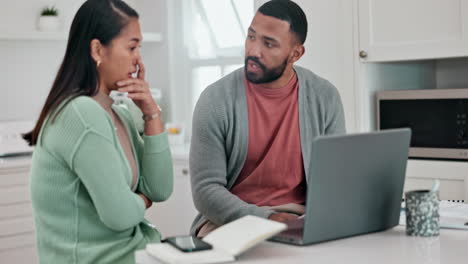 pareja, estrés y planificación en la computadora para el hogar