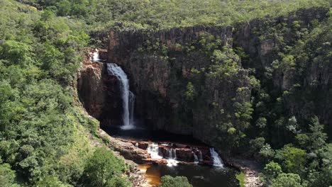 Vista-Aérea-De-Toda-La-Cascada-De-La-Catedral-Y-El-Río-Mono-En-El-Complejo-Do-Mono-En-Chapada-Dos-Veadeiros-Goiás-Brasil