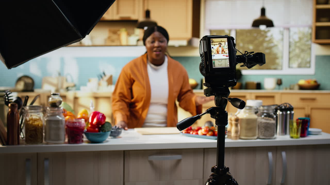 Influencer afroamericano, video di cucina, ricetta casalinga, dietro le quinte