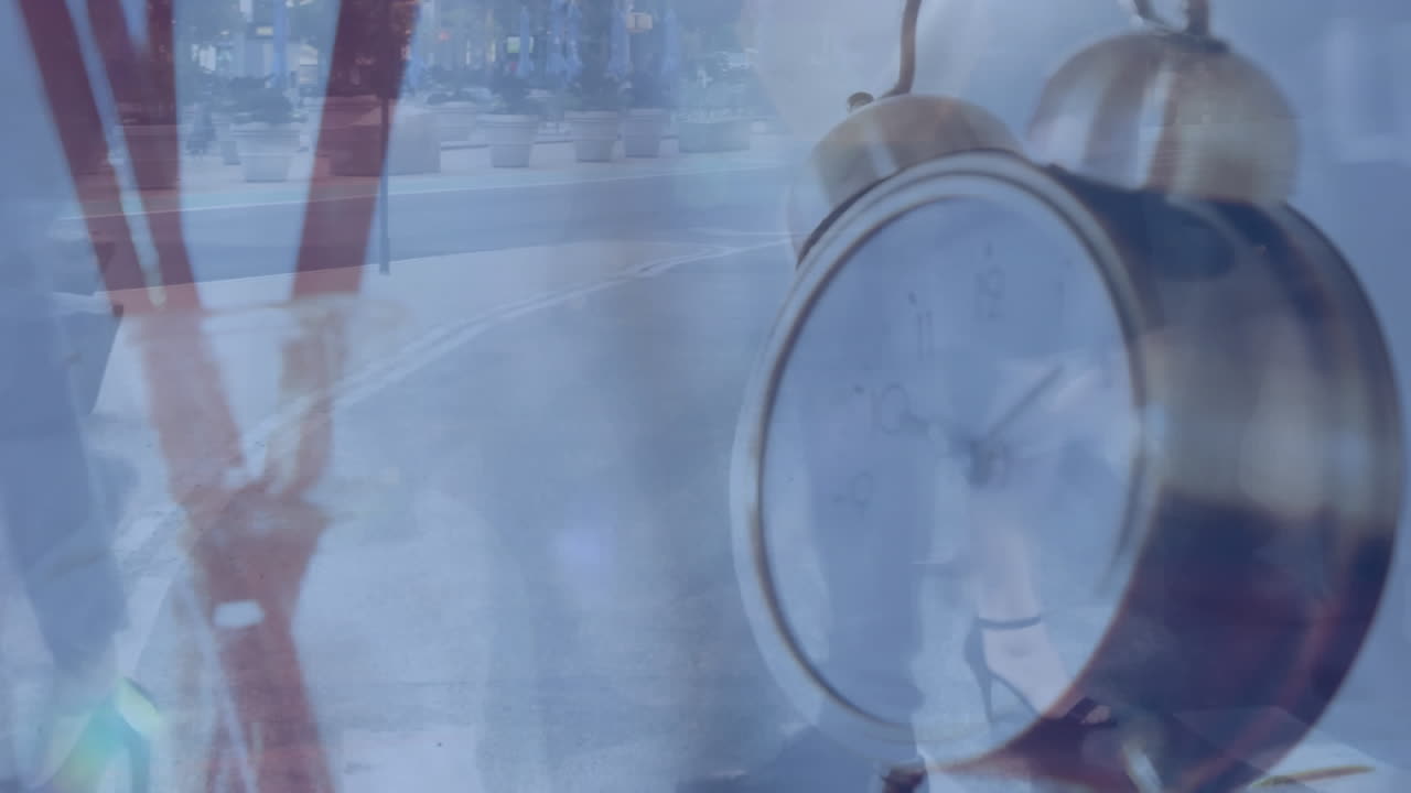 거리에서  ⁇ 고 있는 사람 들 위 에 알람 시계 의 애니메이션