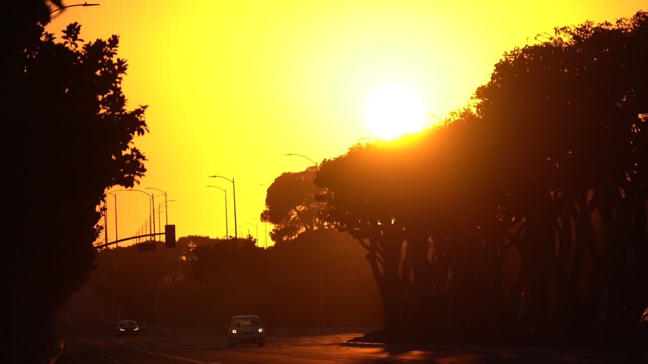 Magnifique coucher de soleil sur une route californienne