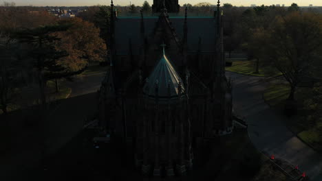 una toma aérea sobre una catedral en las sombras que fue tomada al amanecer