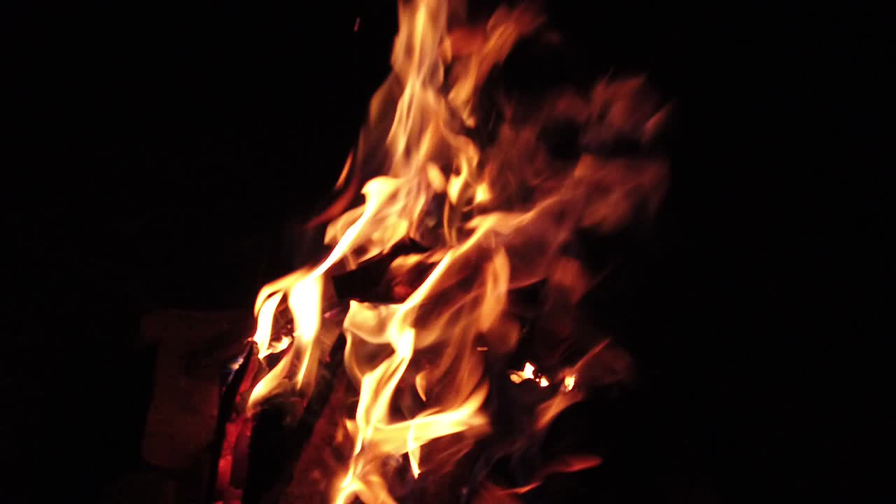 Un fuoco di legna che brucia nella notte, ripresa al rallentatore.