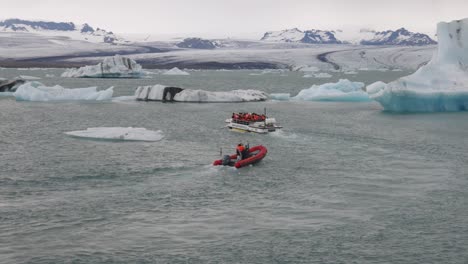 laguna glaciar en islandia con un barco turístico atravesando el agua