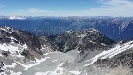 Drone-Aéreo-Panorámico-Para-Mostrar-La-Ladera-De-La-Montaña-Y-El-Paisaje-Con-Un-Cielo-Azul-Nublado-En-Los-Rangos-Del-Pacífico-Canadá-Bc-4k