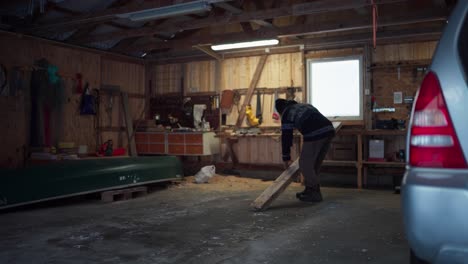 Un-Hombre-Transportando-La-Madera-A-La-Zona-De-Carpintería-En-Indre-Fosen,-Condado-De-Trondelag,-Noruega---Toma-Estática