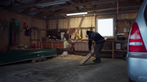 un hombre transportando la madera a la zona de carpintería en indre fosen, condado de trondelag, noruega - toma estática