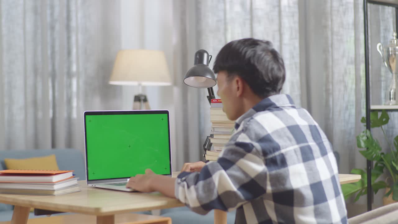 온라인으로 공부하는 동안 스트레스를 받는 학생