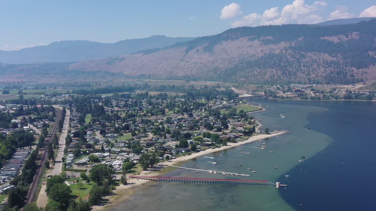vida del pueblo desde arriba: perspectiva aérea de la persecución por el pintoresco pequeño lago shuswap