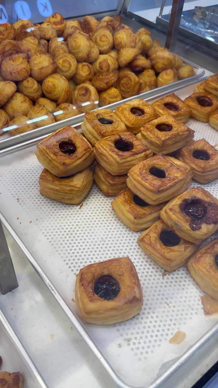 Pasteles daneses y bollos dulces recién horneados en un expositor de panadería