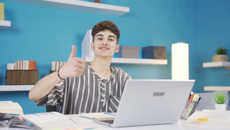 el estudiante que mira la computadora portátil está muy contento con lo que ve. hace gestos positivos.