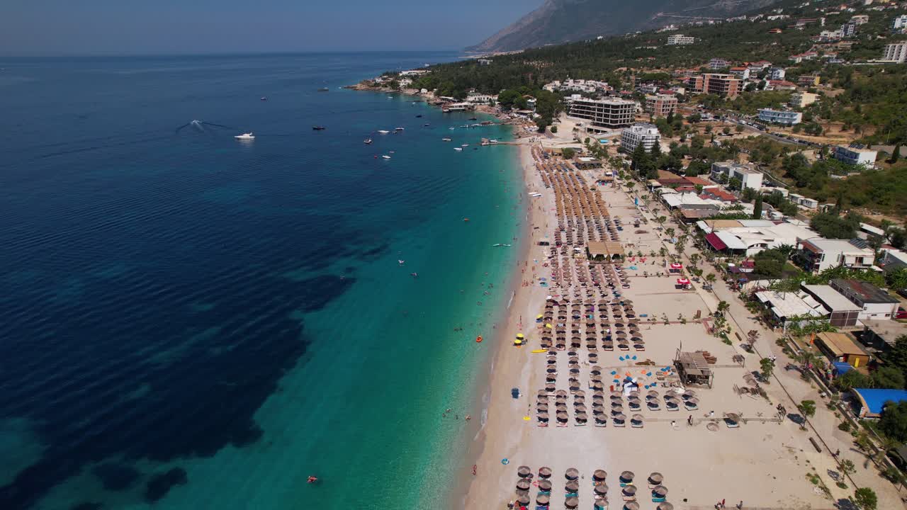 Férias de verão na Albânia com belas e grandes praias e água do mar azul-turquesa limpa.