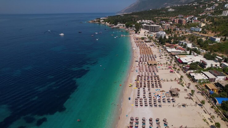 Férias de verão na Albânia com belas e grandes praias e água do mar azul-turquesa limpa.