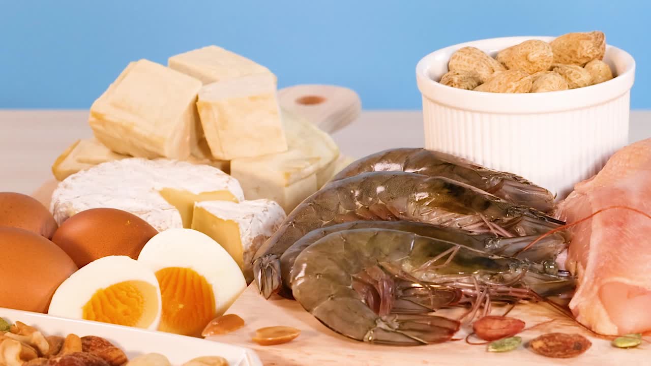 다양한 단백질이 풍부한 음식이 테이블에 전시되어 있습니다.