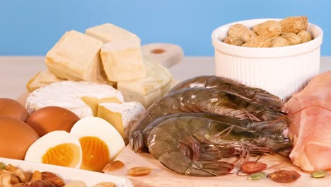 variedad de alimentos ricos en proteínas expuestos en la mesa
