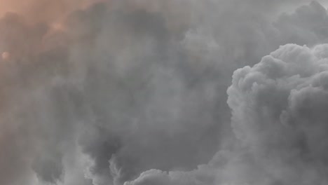 Nubes-Oscuras-Por-La-Noche-En-El-Cielo-Y-Relámpagos