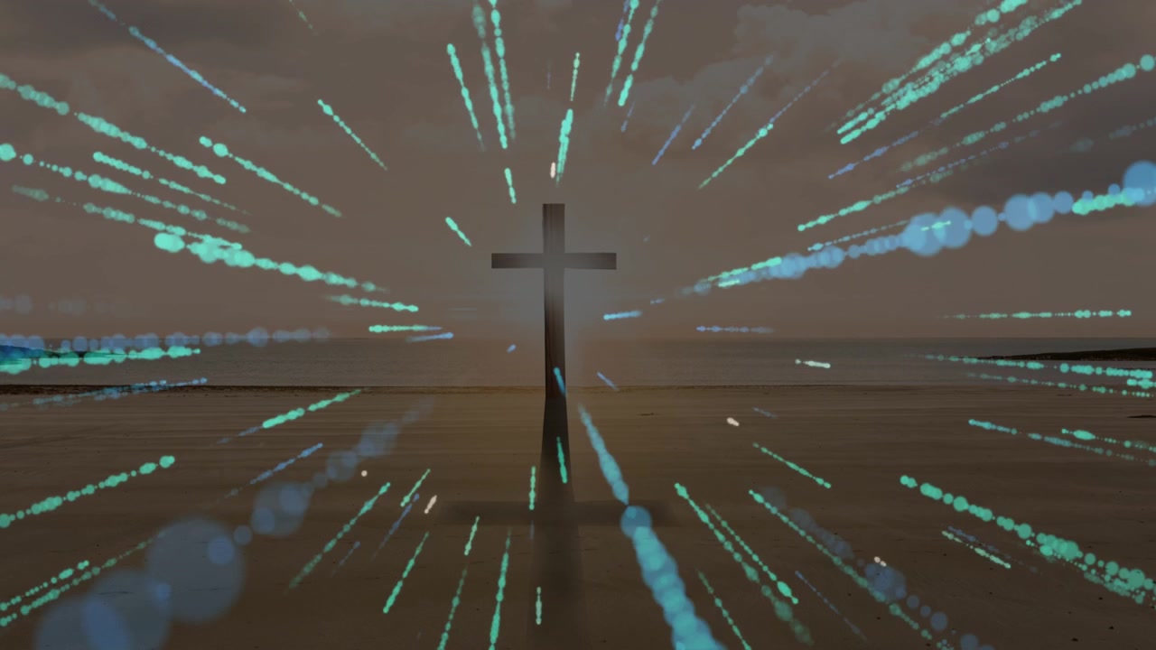 Cruz solitária permanecendo centralizada na areia molhada, com raias azul-esverdeadas emergindo, irradiando para mostrar reflexo.