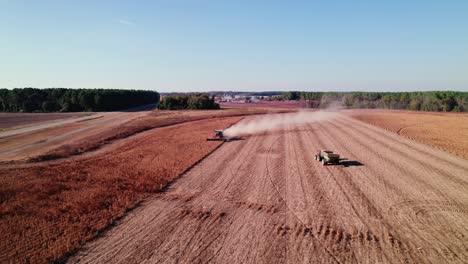 Vista-Aérea-De-Maquinaria-Agrícola-En-Un-Campo-De-Soja-Sin-OGM-En-Georgia,-EE.UU.