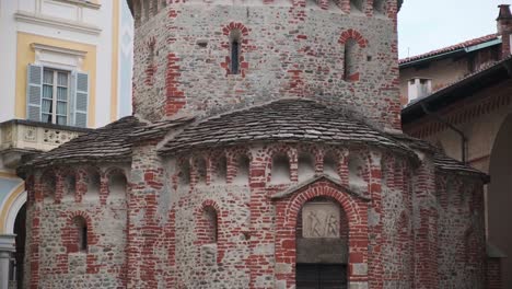 Antiguo-Baptisterio-De-La-Iglesia-Italiana-De-San-Giovanni-Battista-Inclinado-Hacia-Abajo-4k-25fps