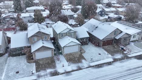 郊區房屋被新雪覆蓋