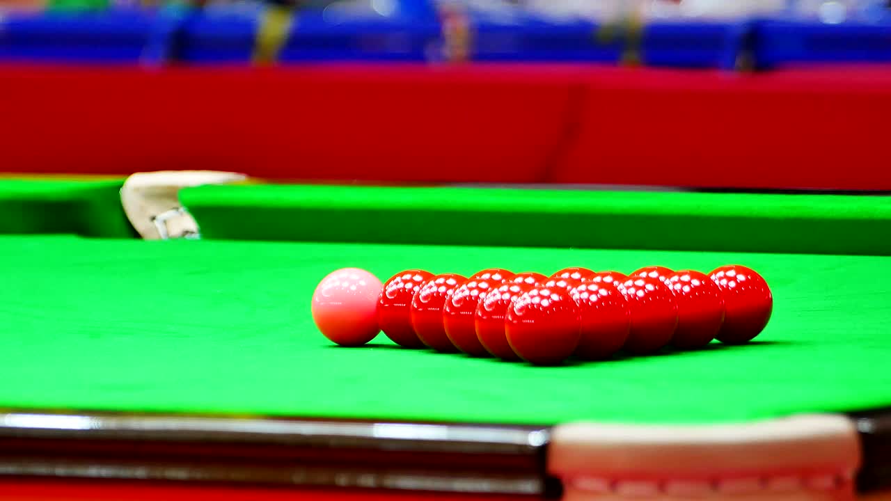Primo piano di un tiro di snooker su tavolo da snooker. Partita di snooker.